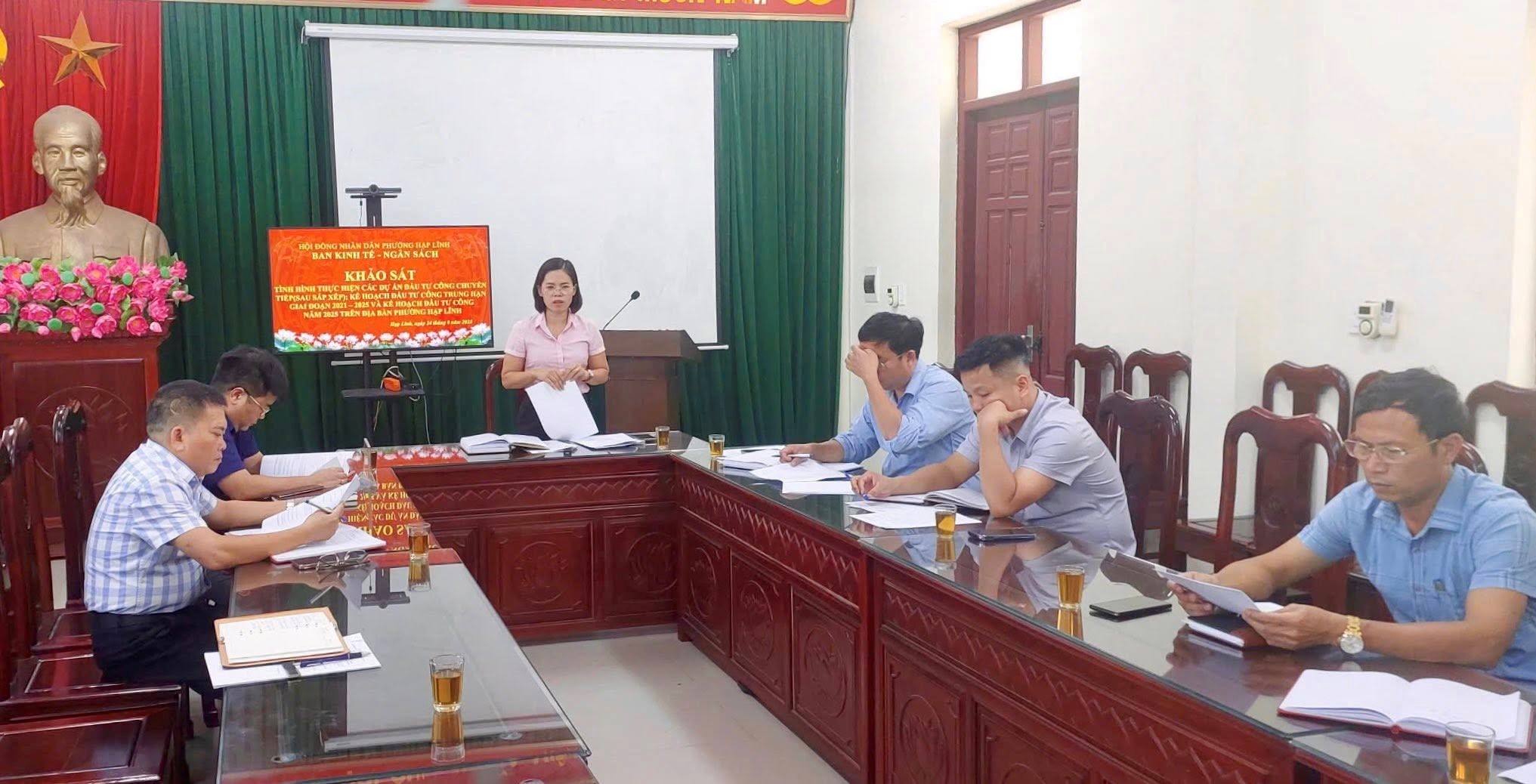 Bà Nguyễn Thị Minh - Phó trưởng Ban Kinh tế ngân sách trao đổi với các Phòng chuyên môn tại buổi làm việc
