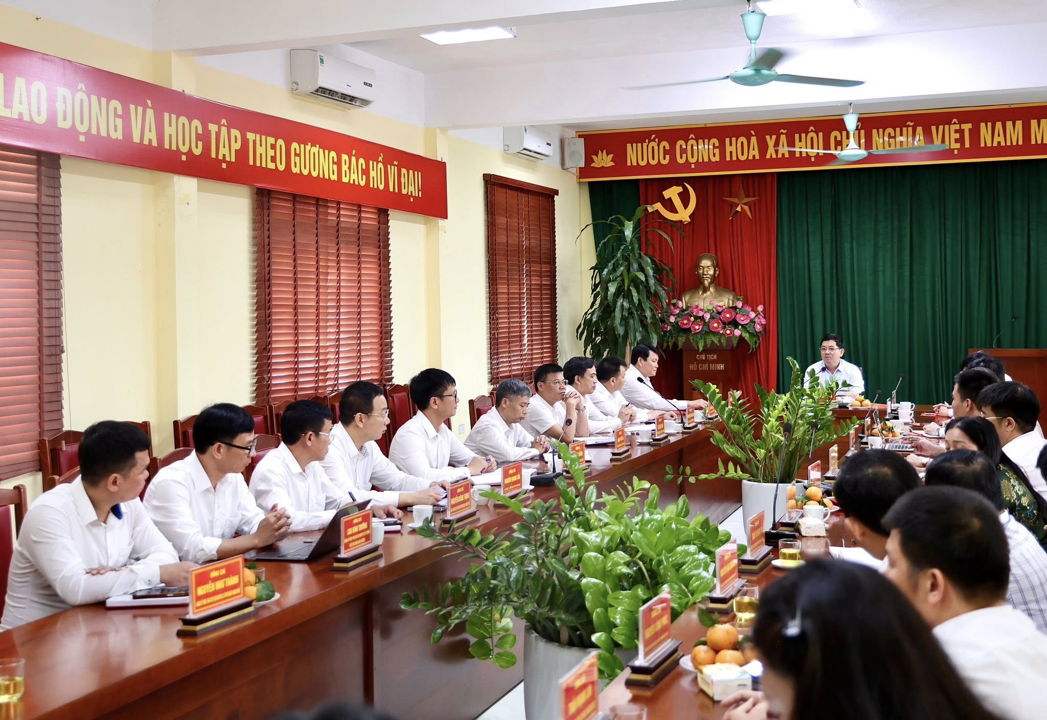 Bí Thư Tỉnh uỷ làm việc với Ban thường vụ Đảng uỷ phường Hạp Lĩnh
