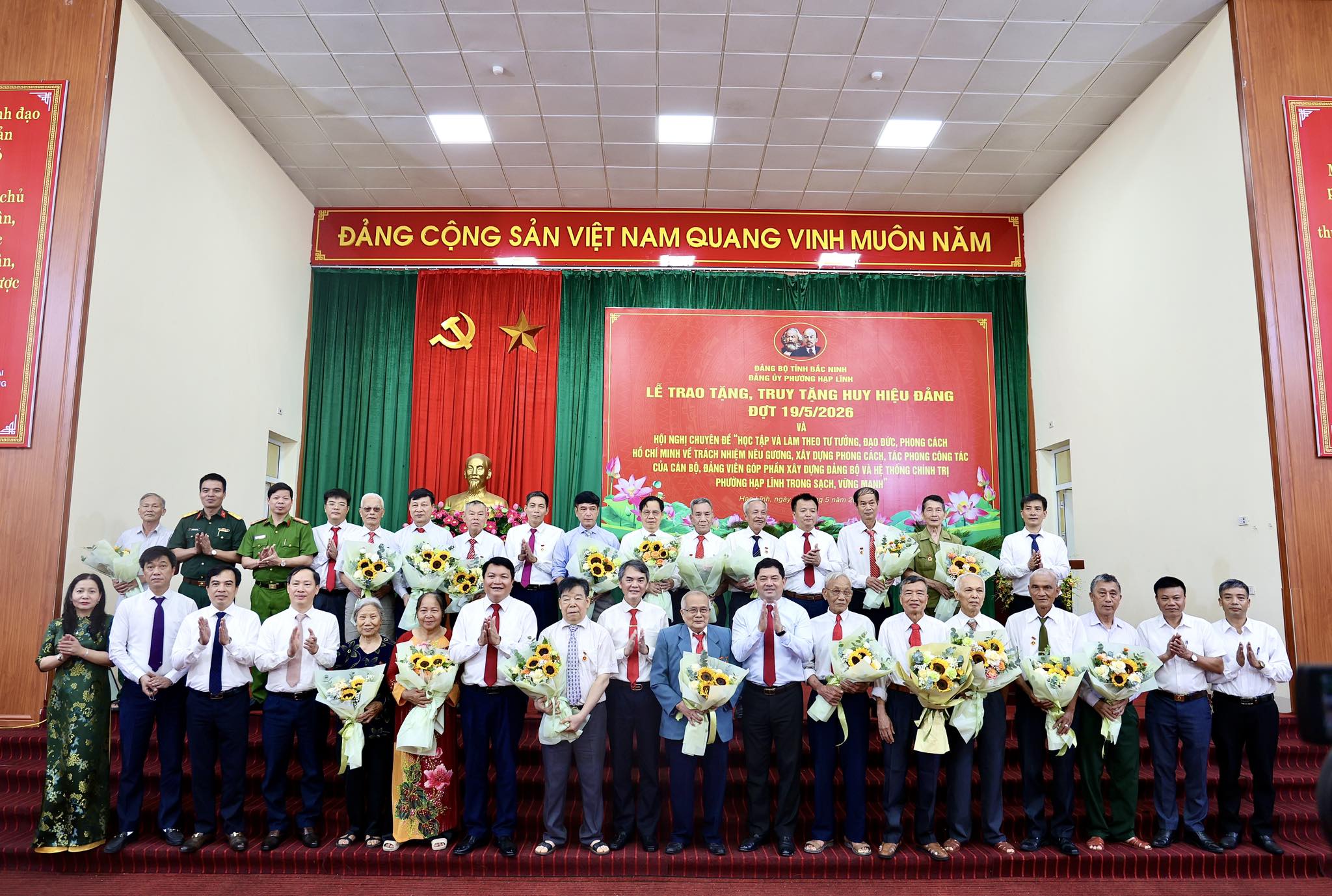 Đồng chí Nguyễn Hồng Thái, Ủy viên BCH Trung ương Đảng, Bí thư Tỉnh ủy Bắc Ninh  trao tặng Huy hiệu Đảng tại phường Hạp Lĩnh